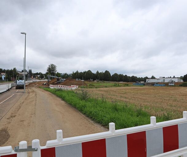 Blick auf die schon zum Teil eingerichtete Baustelle: Links die Aldinger Straße, die Pattonville mit Kornwestheim verbindet, rechts im Hintergrund das Containerdorf für Geflüchtete im Moldengraben.