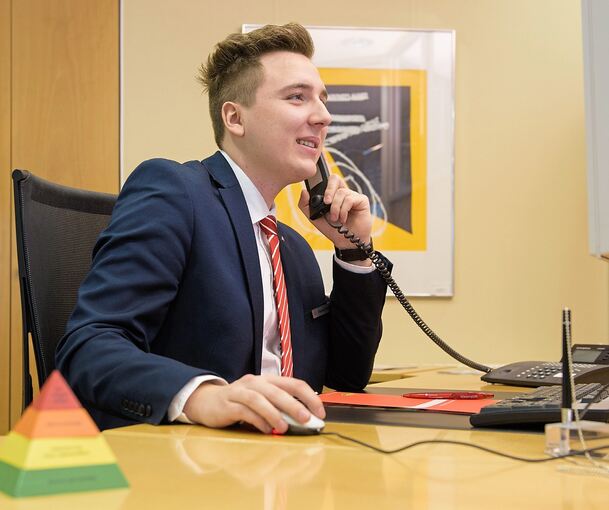 Junge Leute mit Hochschulreife beginnen, wenn sie eine Ausbildung starten, im kaufmännischen Bereich häufig als Bankkaufmann oder -frau.