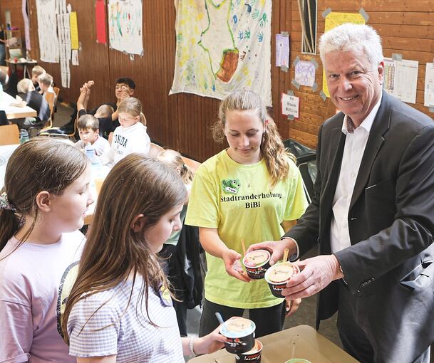 Oberbürgermeister Jürgen Kessing überrascht die Kinder der Stadtranderholung mit Eis. Hier ist er mit einem Teil der Rapunzelgruppe zu sehen.