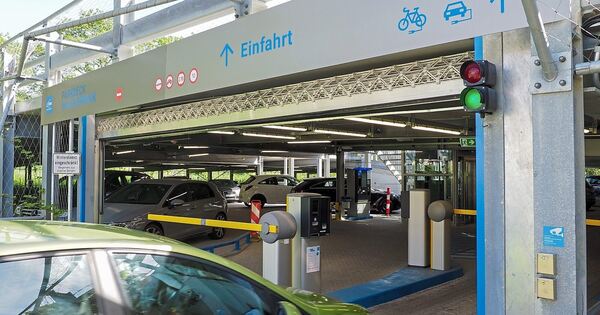 Seniorin verzweifelt am Kassenautomaten des Parkhauses Walckerpark in ...