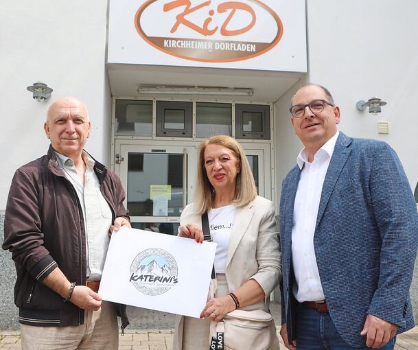 Mit dem Olymp im Logo: Stylianos Papadopoulos (links) und seine Frau Rosa präsentieren ihr Geschäft „Katerini’s“, benannt nach Papadopoulos‘ griechischer Heimatstadt Katerini. Bürgermeister Uwe Seibold freut‘s.