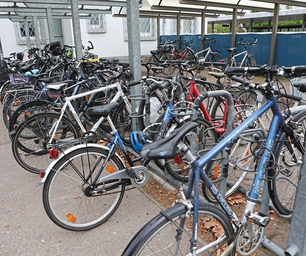 Neben dem Bahnhof gibt es Fahrradständer, die meisten mit Bügeln. Daneben, was ein Pluspunkt ist, eine Reparatur-Station.