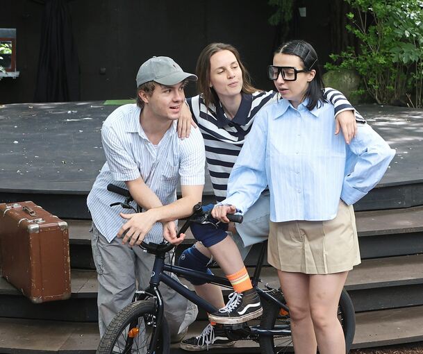 Neuland für drei ADK-Studierende: Louis Umbach, Irma Rerikh und Alina Thiemann (von links) proben für „Emil und die Detektive“.