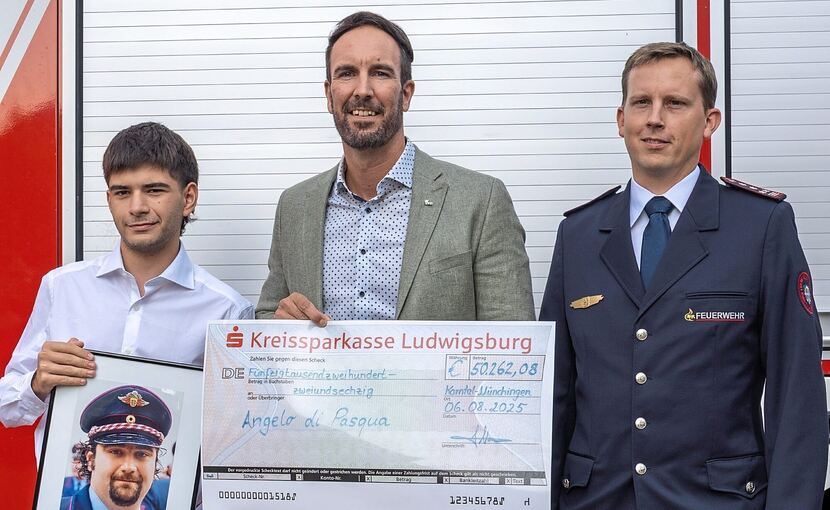 Angelo Di Pasqua erhielt von Bürgermeister Alexander Noak und Kommandant Fabian Kunberger einen Scheck über seinen Teil der Spenden, die nach dem Tod seines Vaters Francesco eingegangen und angelegt worden waren.