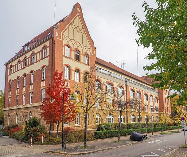 Die Osterholzschule in der Kaiserstraße. Seit 1948 residiert die Schule in einem der mittlerweile zwei verbliebenen Gebäude der Königin-Olga-Kaserne.