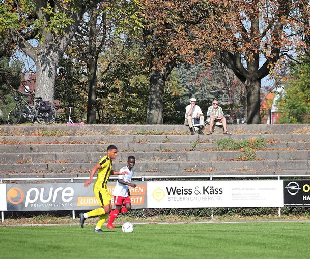 Wo einst Tausende Zuschauer den Fußballern von 07 Ludwigsburg zuschauten, herrscht seit Jahren nur noch Tristesse. So auch 2018 beim Spiel der Ludwigsburger in ihrer letzten Landesligasaison gegen den FV Löchgau.