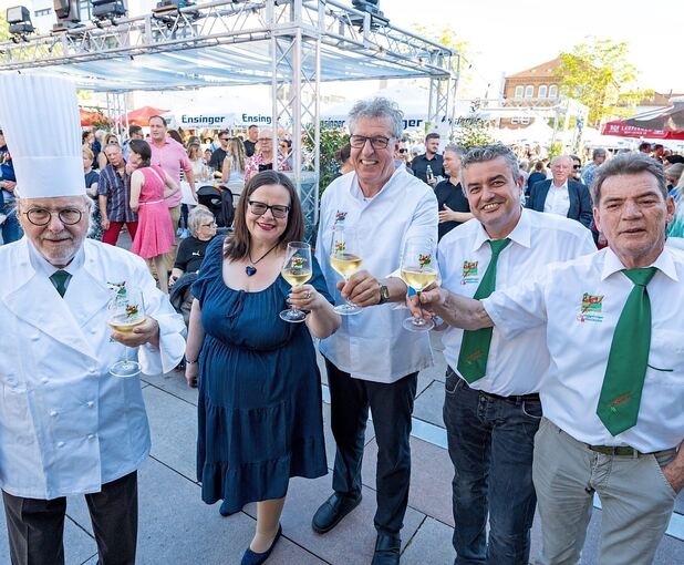 Die 44. Weinlaube ist eröffnet: Es freuen sich Harald A Neises, „Bürgermeisterprinzessin“ Renate Schmetz, Peter Buhl, Andreas Geraci und Andreas Seybold.