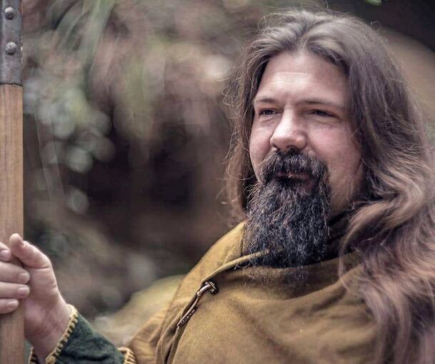 Seine Kleidung hat er mit Bronzenadel von Hand genäht: Jan Vogel als Kelte.