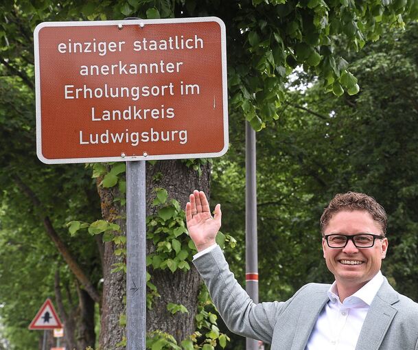 Der Status der Stadt als Erholungsort ist mittlerweile auch auf Schildern an den Ortseingängen vermerkt, die Bürgermeister Florian Bargmann letztes Jahr präsentierte.