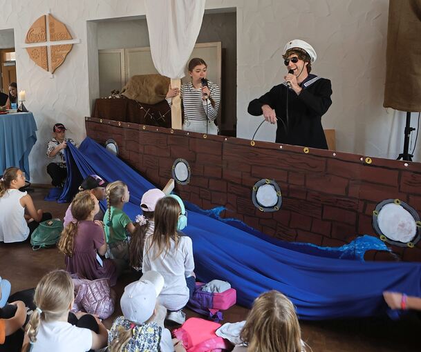 Auf der Bühne lässt Jugendreferent Matthias Bauder Werte lebendig und erfahrbar werden. Hier im Gemeidehaus Hemmingen als Kapitän Knud.