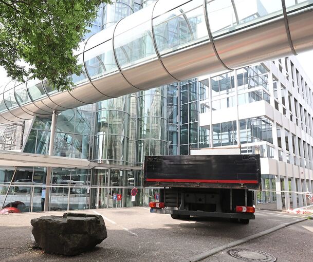 Die Kreissparkasse Ludwigsburg will an den Stellplätzen, die sich an der Zufahrt zur Schulgasse befinden, festhalten. Dort befinden sich drei Pkw-Parkplätze.