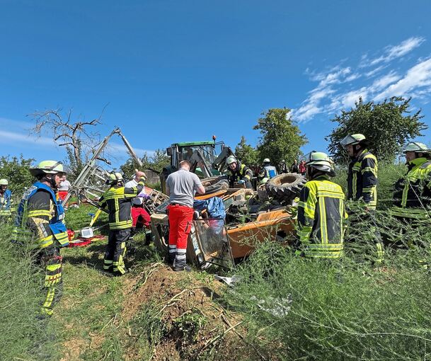 Mit Hilfe der Feuerwehr und eines zweiten Traktors wurde der junge Mann befreit.