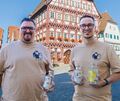 Zwei, die Gin genauso lieben, wie es früher Sherlock Holmes oder die Queen Mum taten: Die Markgröninger Florian Litzl (links) und Alessandro De Angelis auf dem Marktplatz ihrer Heimatstadt.