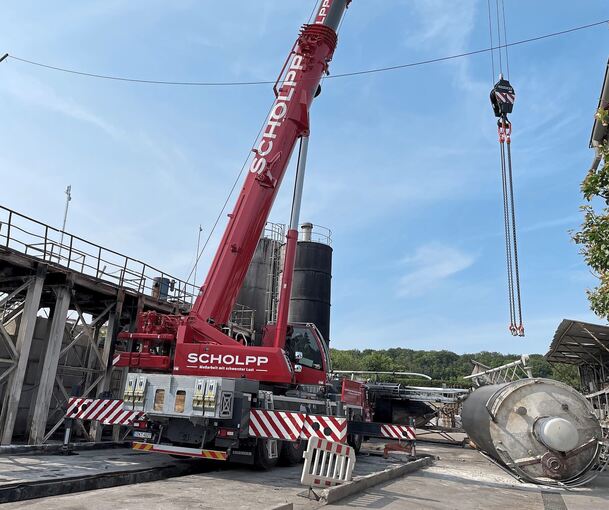 Ein großer Kran war am Mittwochnachmittag dabei, die Silos zu demontieren.