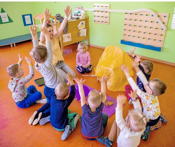 Alle zusammen: Seit Jahren steigen trotz höherer Elternbeiträge die Kosten für Kitas. Ludwigsburg gibt dieses Jahr 47 Millionen Euro für die Kinderbetreuung aus, 2026 sollen es schon über 50 Millionen sein.