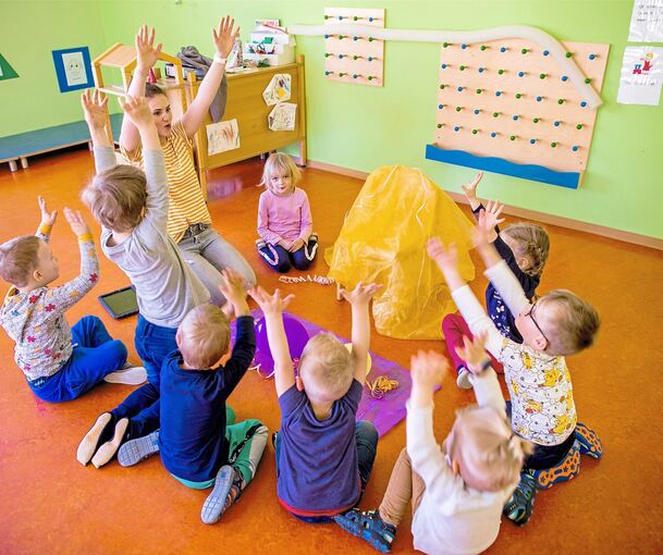 Die Verwaltung will eine Umfrage zur Kinderbetreuung starten.