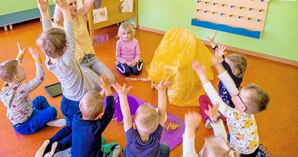 Die Verwaltung will eine Umfrage zur Kinderbetreuung starten.