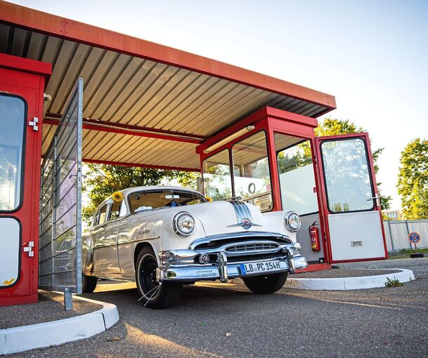 Dieser Oldtimer ist ein echter Hingucker.