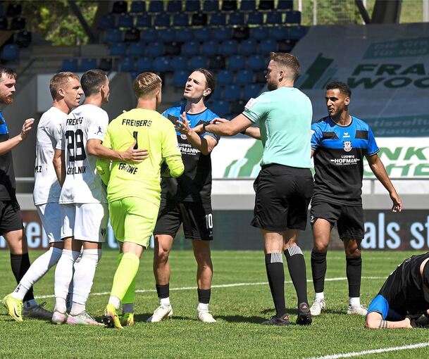 Die Frankfurter um Cas Peters (Mitte) bieten den SGV-Akteuren um Kapitän Marco Kehl-Gomez (von links), Gal Grobelnik und Torhüter Benedikt Grawe nur selten die Stirn. Foto Jan Huebner