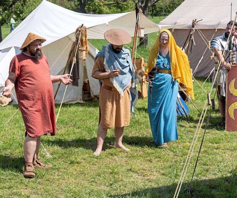 Mit historischen Gewändern in die Vergangenheit eintauchen. Mit historischen Gewändern in die Vergangenheit eintauchen.