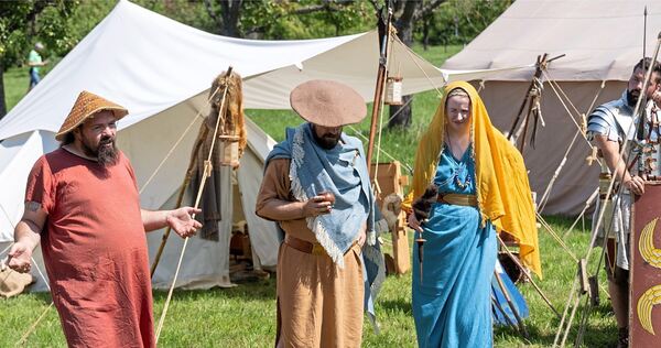 Mit historischen Gewändern in die Vergangenheit eintauchen.