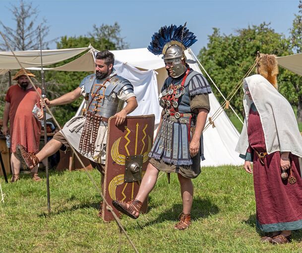 Beim historischen Lagerleben am Kleinaspergle wird auch der Gleichschritt geübt.