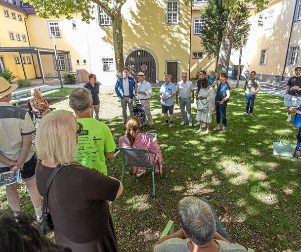 Startpunkt der Innenstadttour mit der CDU und Oberbürgermeister Matthias Knecht ist der schattige Ehrenhof.