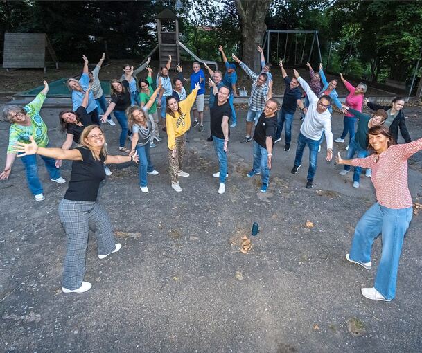 Choreo-Probe im Hof des Kindergartens.