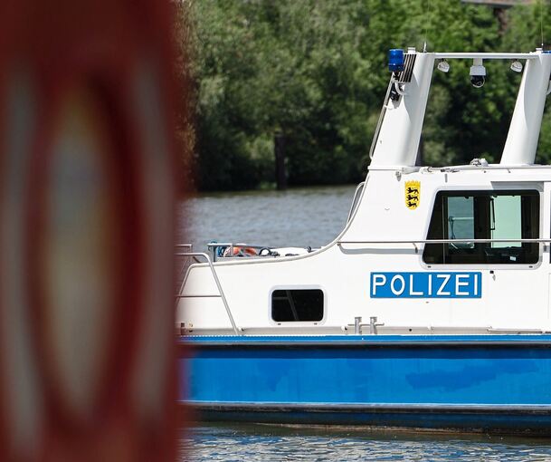 Ein Schiff der Wasserschutzpolizei fährt auf dem Neckar.