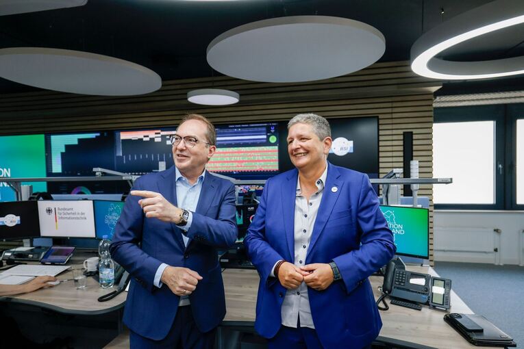 Bundesinnenminister Dobrindt besucht das IT-Lagezentrum des BSI