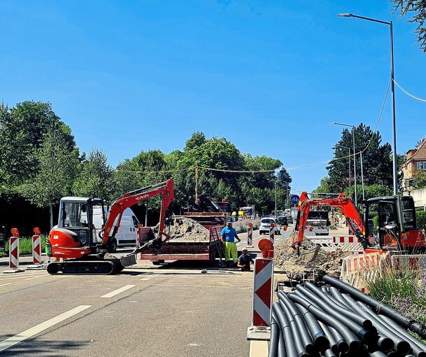 Ein Graben quer über die Straße: In der Marbacher Straße geht es nur einspurig voran, Baustellenampeln regeln den Verkehr.