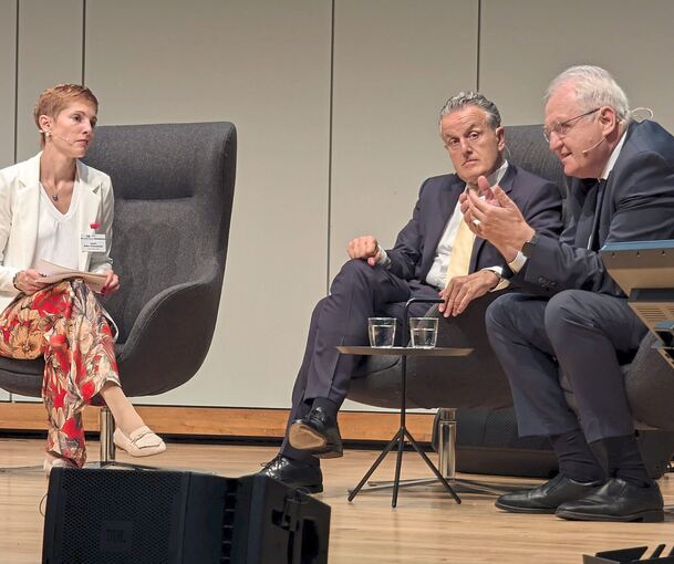 Moderatorin Jasmin Busse-Schlaudecker von Heuer Dialog im Gespräch mit Stuttgarts Oberbürgermeister Frank Nopper und Rainer Wieland, Vorsitzender des Verbands Region Stuttgart (von links).