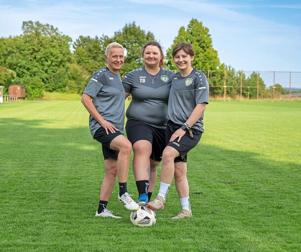 Diana Bühler, Tamara Dietrich und Noah Raschdorff (von links) sind mit der Frauenmannschaft des FC Biegelkicker erfolgreich.