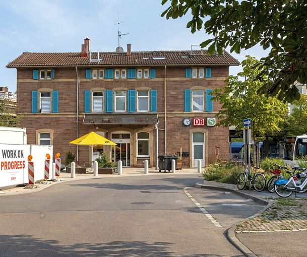 Viel Mobilität an einem Ort: In Korntal fahren S-Bahnen, die Strohgäubahn und der „Feurige Elias“ ab, auf der stadtnahen Seite Linienbusse. Zudem gibt es eine RegioRad-Station, der Standort ist aber eigentlich seit Kurzem am DB-Parkplatz (rechts auße