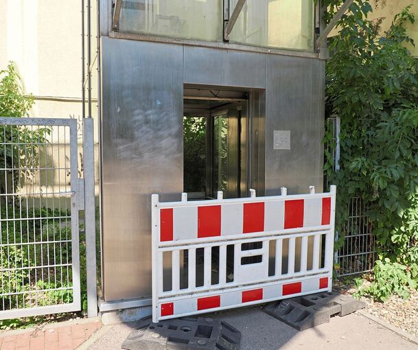 Eine Absperrung weist auf den beschädigten Aufzug hin.