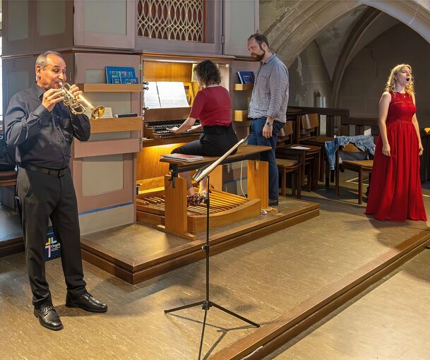 Strahlender Ton: Johanna Pommranz (rechts), Rozmurat Arnakuliyev und Clara Hahn beim Markgröninger Musiksommer.