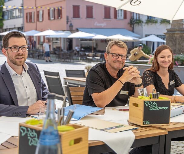 Ziehen die Strippen für das große Markgröninger Fest (von links): Bürgermeister Jens Hübner sowie Frank Blessing und Sulamith Klein von der Stadtverwaltung.