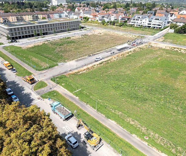 Direkt neben der Schule entstehen mit einem Bauträger 90 Wohnungen, rechts bauen drei Bauträger 150 Wohnungen. Die Erschließung wurde jetzt sieben Monate vor Plan beendet.