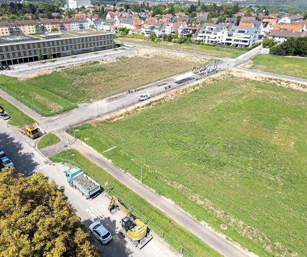 Direkt neben der Schule entstehen mit einem Bauträger 90 Wohnungen, rechts bauen drei Bauträger 150 Wohnungen. Die Erschließung wurde jetzt sieben Monate vor Plan beendet.