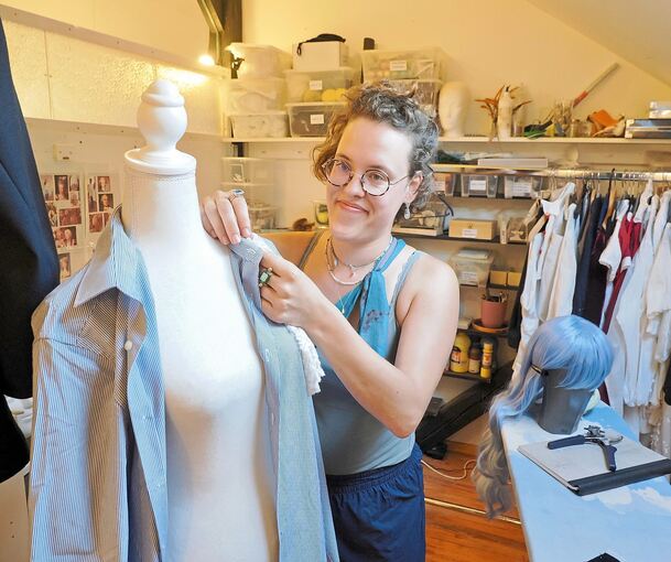 Paula Gehrlein schafft opulente Kostüme für „Marie Antoinette oder Kuchen für alle!“