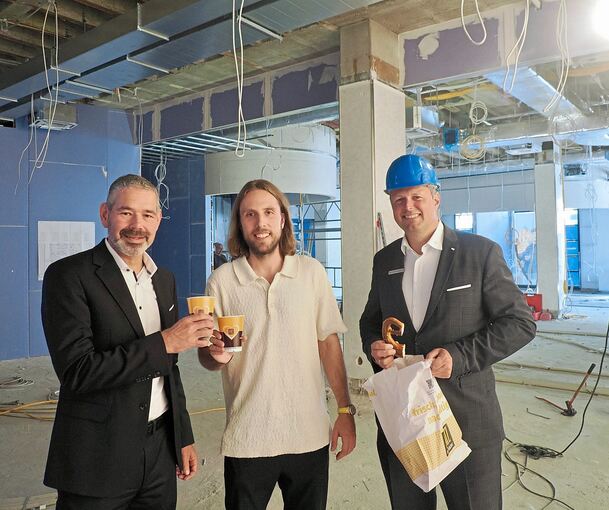 Banker und Bäcker: Nickolas Katz (Katz der Bäcker) ist eingerahmt von Heiko Herbst, stellvertretender VR-Bank-Vorstandsvorsitzender (links), und Andreas Büdenbender (Bereichsleiter Privatkunden Region), der unter anderem die fünf VR-Bankfilialen in L