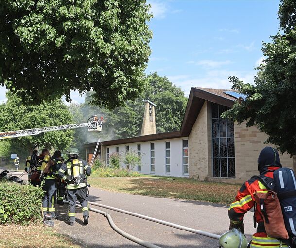 Die Feuerwehr beim Löschen des Brandes.
