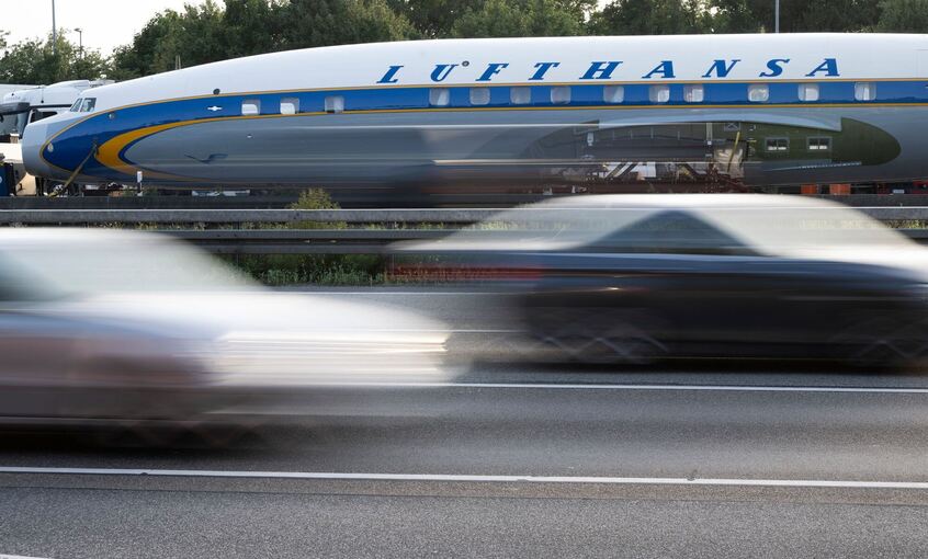 Historisches Flugzeug auf der Autobahn