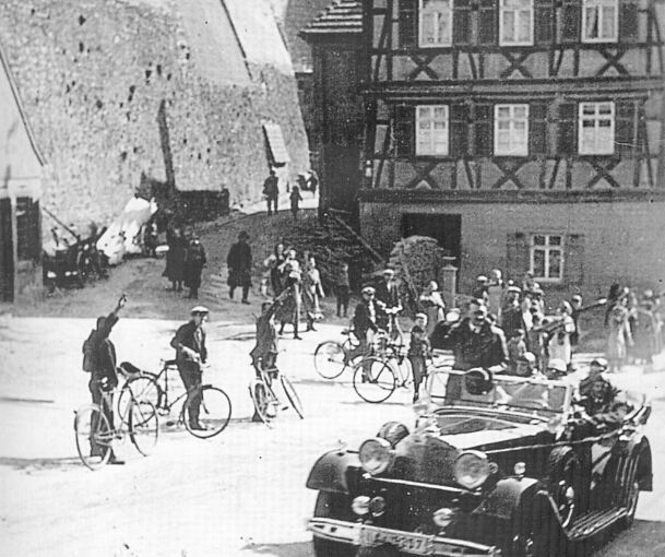 Adolf Hitler am 20. März 1935 bei seiner Fahrt durch Besigheim.