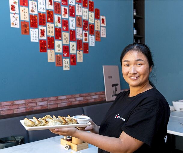Yan Chen serviert im Ludwigsburger Restaurant Big Bowl köstliche chinesische Teigtaschen – begleitet von einem aromatischen Dip aus Reisessig und Sojasoße.