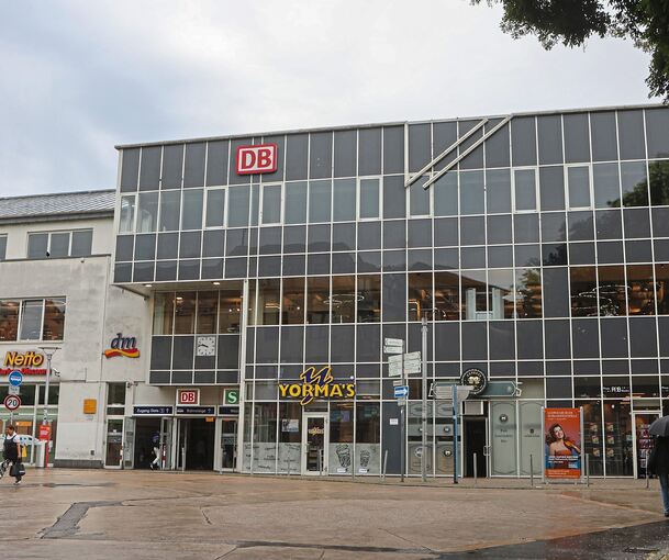 Das Bahnhofsgebäude, gebaut und betrieben von einem privaten Immobilieninvestor, galt bei seiner Eröffnung 1992 als moderne Errungenschaft. Heute bedauert man im Rathaus, dass weder die Bahn noch die Stadt wirklich Einflussmöglichkeiten auf die Entwi