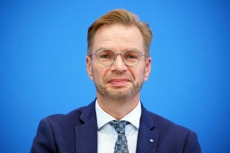 Steuerzahlerbund: Beamtenstatus auf den Prüfstand stellen Steuerzahlerbund: Beamtenstatus auf den Prüfstand stellen