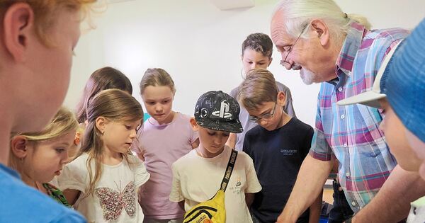 „Die reinste Form der Magie“: Johann Szeitz zaubert in Erdmannhausen mit ...