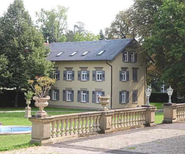 Blick von der Terrasse des Haupthauses auf das frisch sanierte Kavaliershaus.