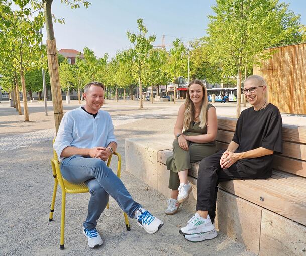 Zufrieden mit der Entwicklung des Arsenalplatzes sind (von links) Bürgermeister Sebastian Mannl, Innenstadtbeauftragte Laura Härle und die Leiterin des Leiter des Fachbereichs Tiefbau und Grünflächen Ulrike Schmidtgen.